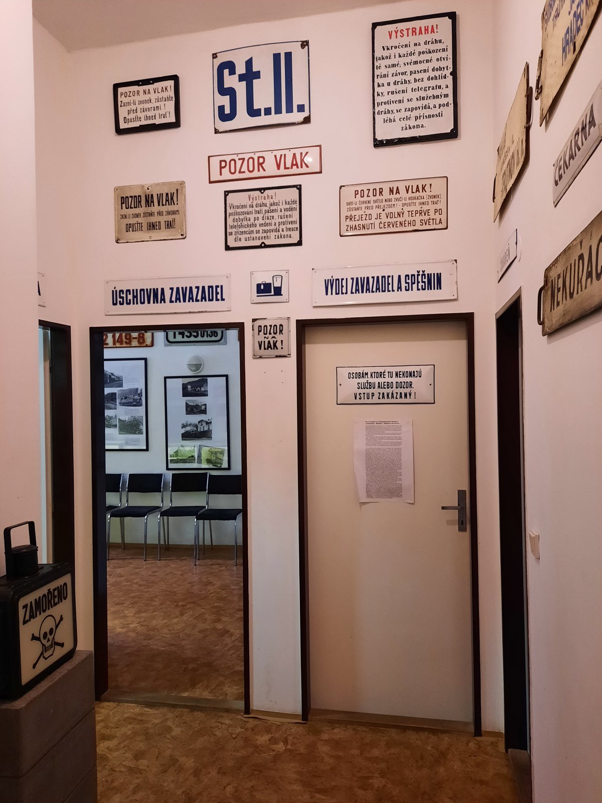 Smaltované železniční cedule v muzeu
