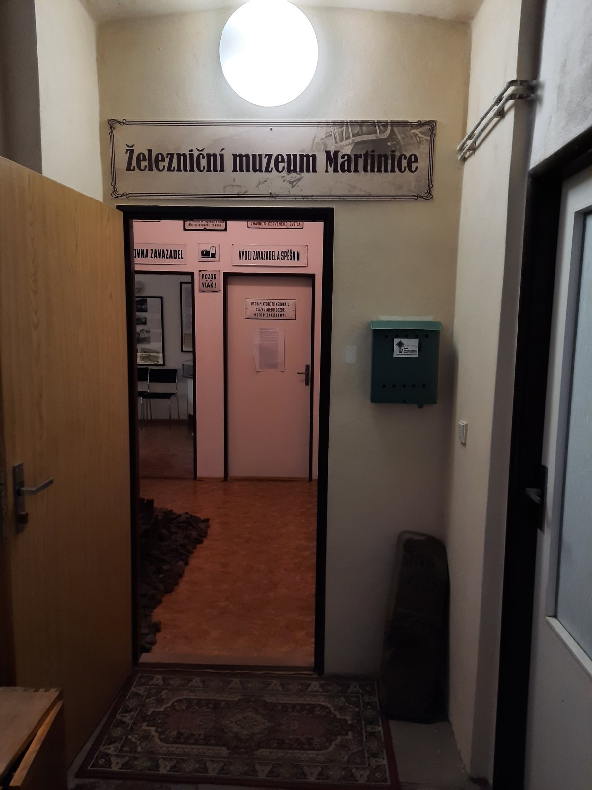Vstup do Železničního muzea Martinice v nádražní budově