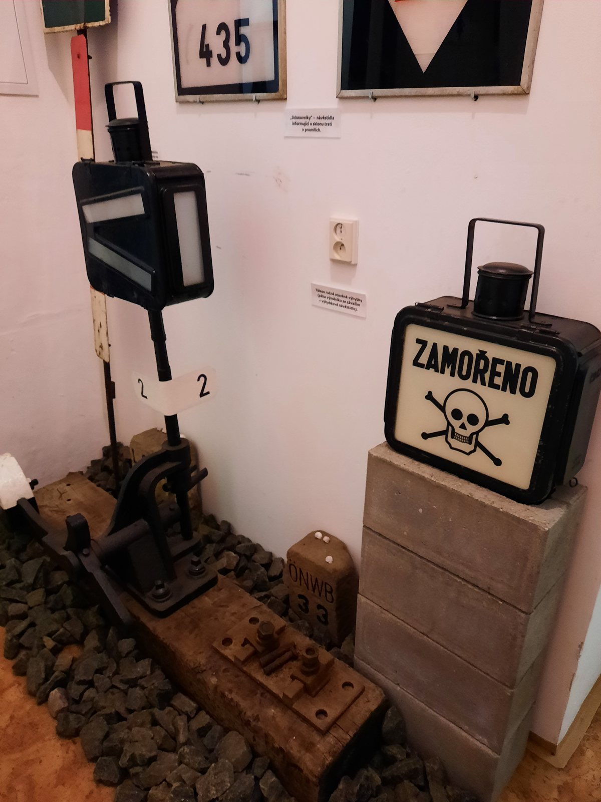 Výhybka a železniční lampy v muzeu