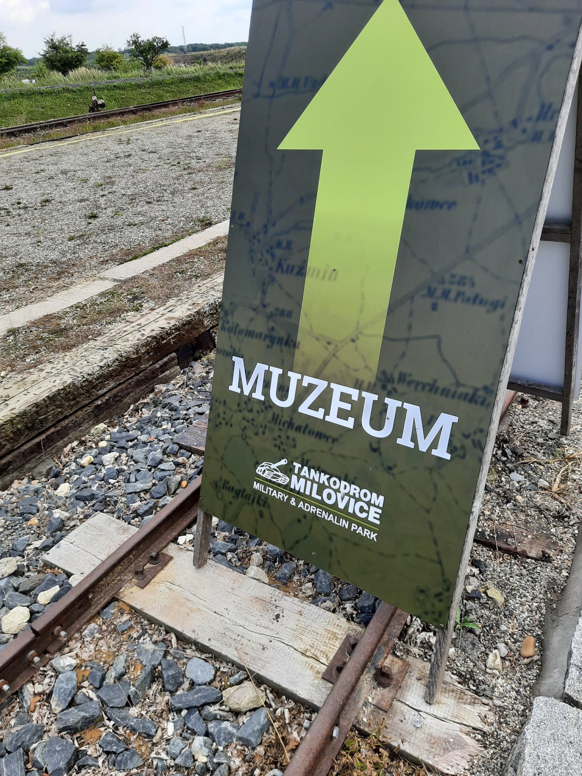 Cedule Muzeum u kolejí úzkokolejky na Tankodromu Milovice