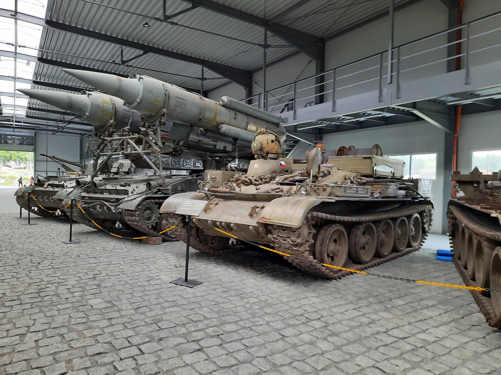 Tanky a samohybné dělo v hale muzea na Tankodromu Milovice