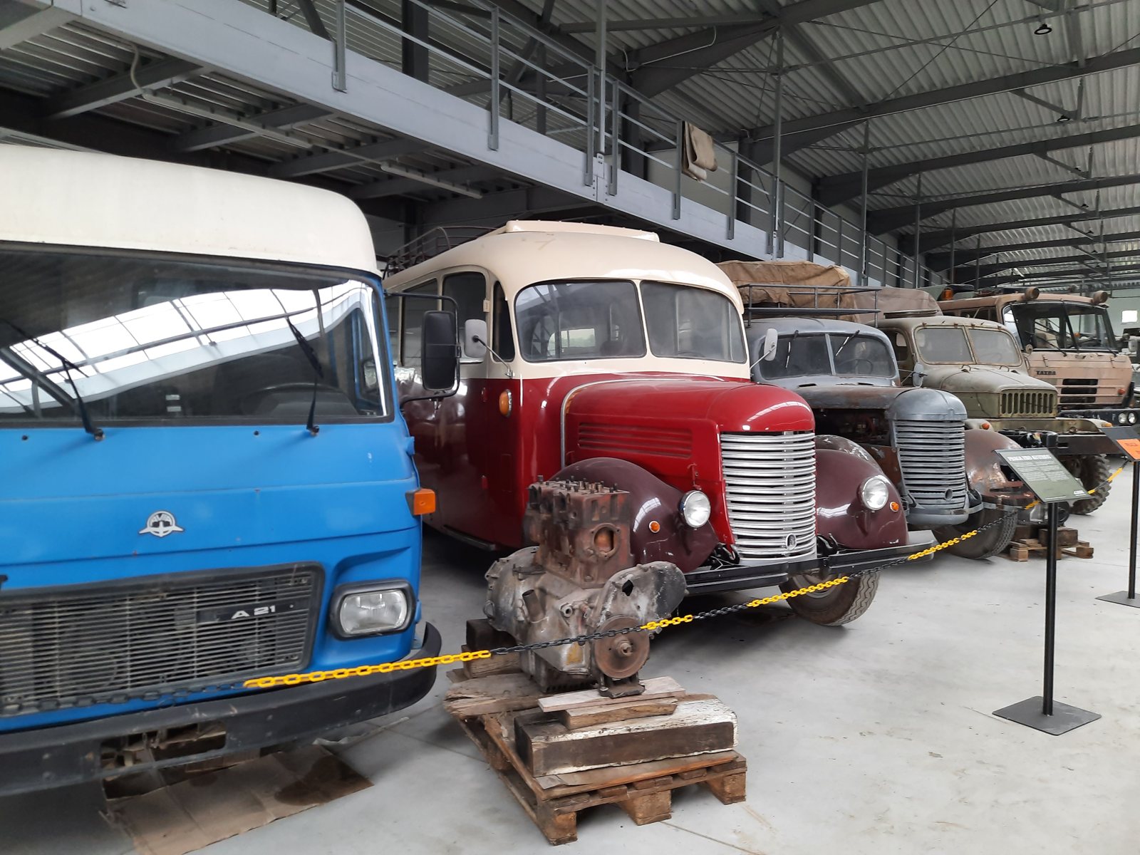 Hračky Tatra před skutečnými náklaďáky v muzeu na Tankodromu