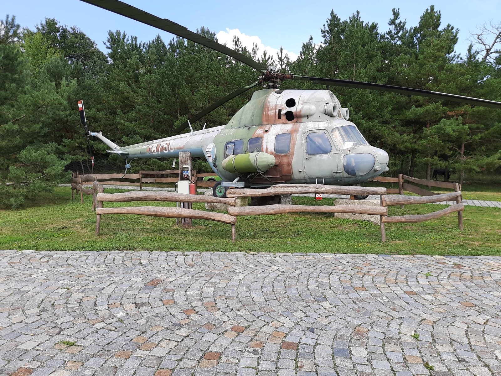 Vrtulník Mi-2 ve venkovní expozici Tankodromu Milovice