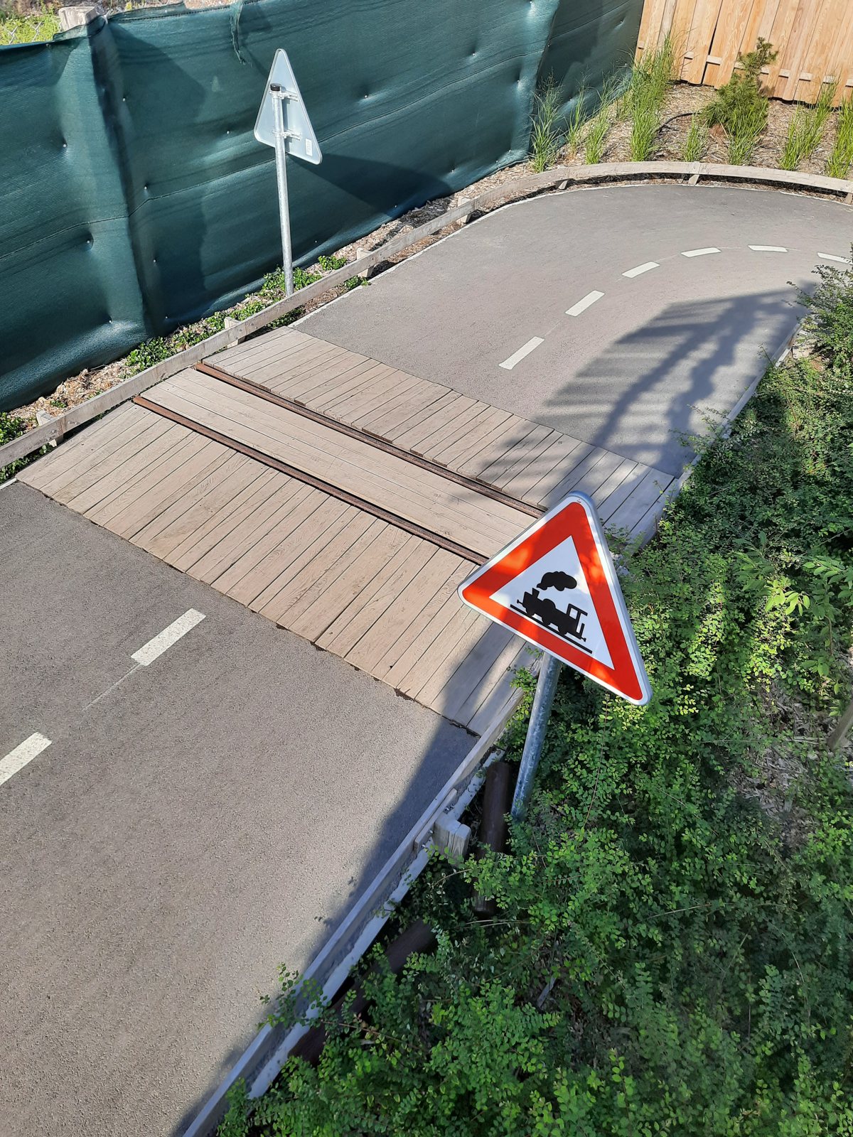 Železniční přejezd na dopravním hřišti v Parku Mirakulum