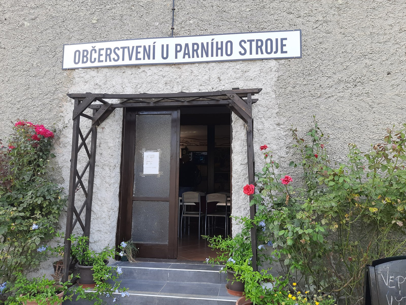Vchod do občerstvení U parního stroje v areálu muzea v Mladějově