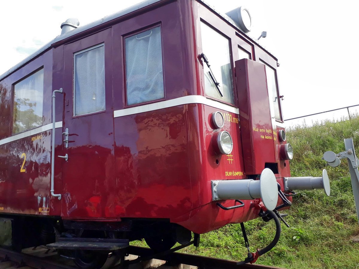Červený historický motorový vůz v Rosicích nad Labem