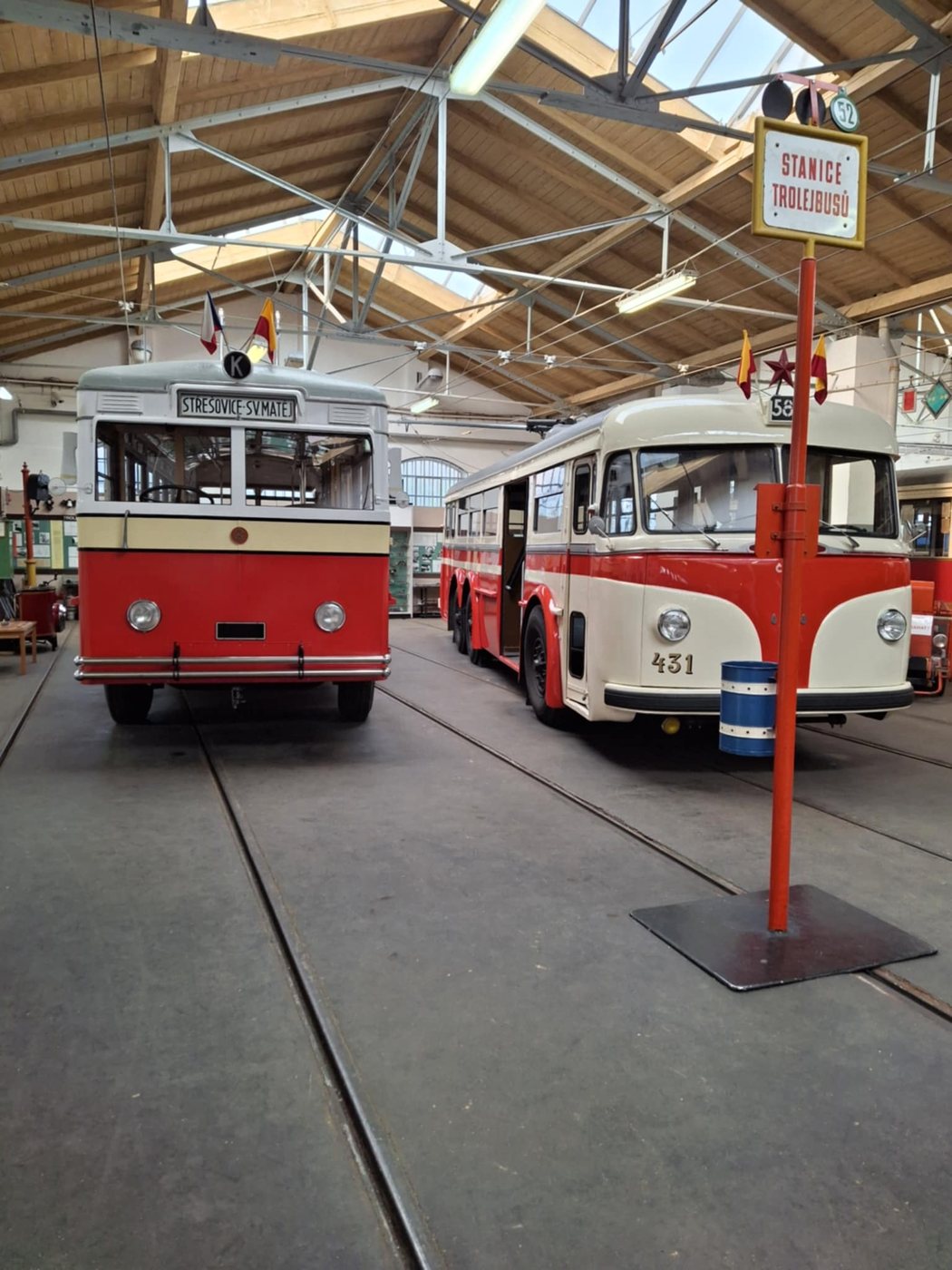 Historické autobusy a trolejbus ve vozovně