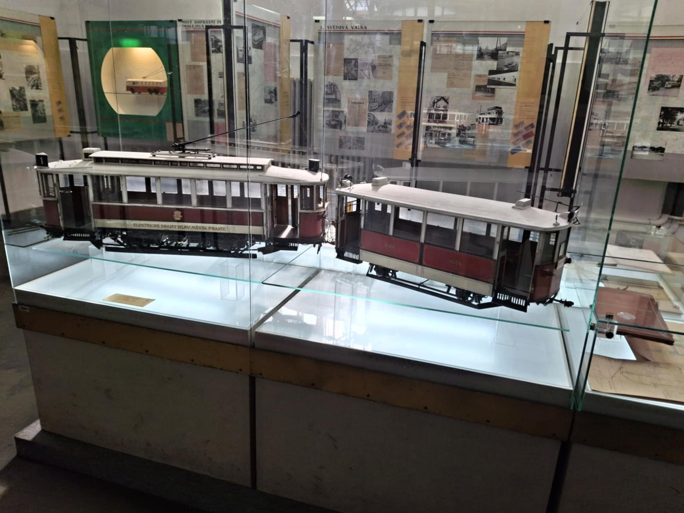 Modely tramvají ve vitríně výstavy o historii MHD