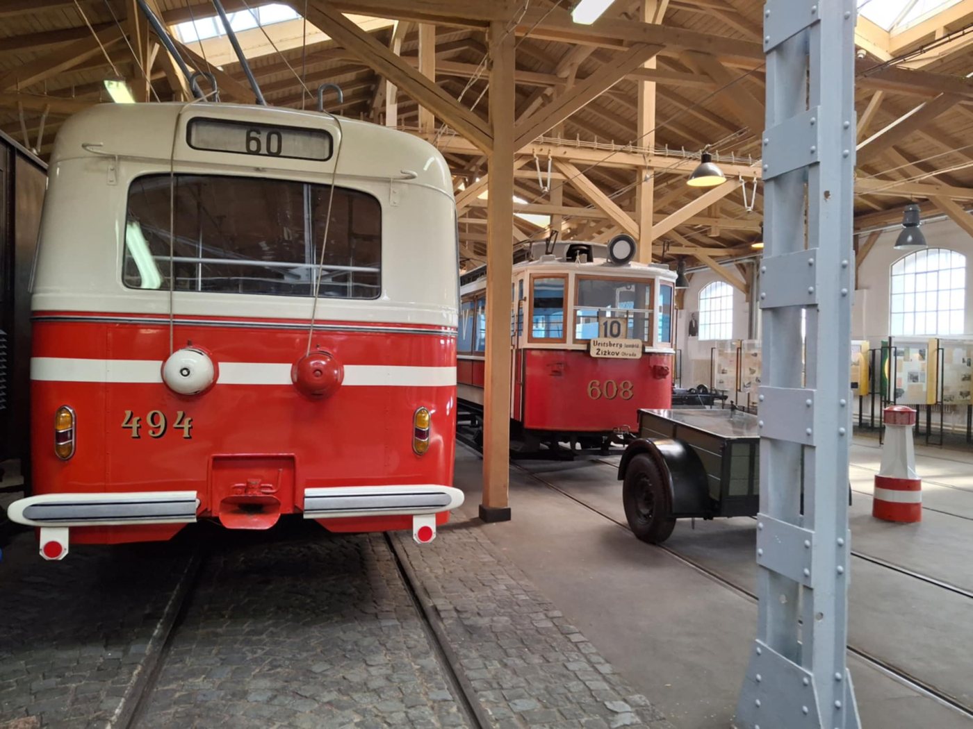 Zadní část historického trolejbusu 494