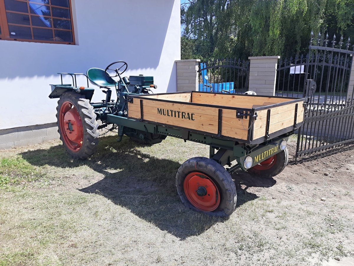 Malý traktor Multitrac s valníkem v Chotouni
