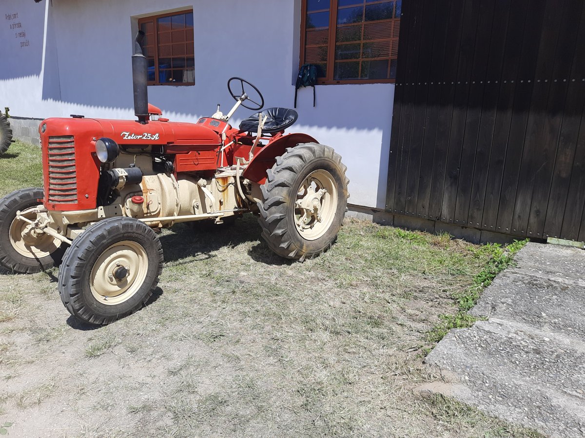 Červený traktor Zetor 25A na dvoře muzea v Chotouni