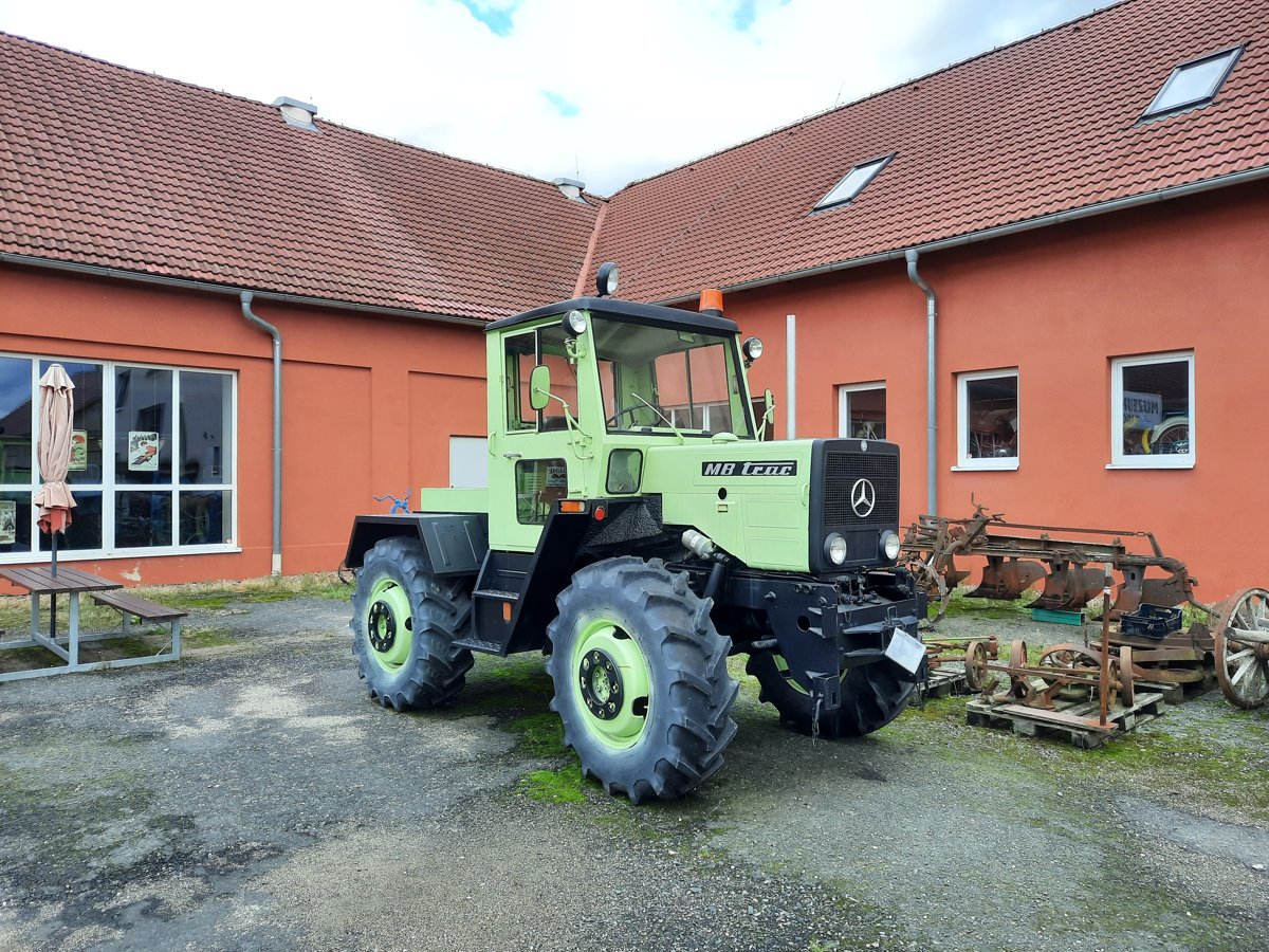 Traktor na dvoře Muzea veteránů Radovesnice II