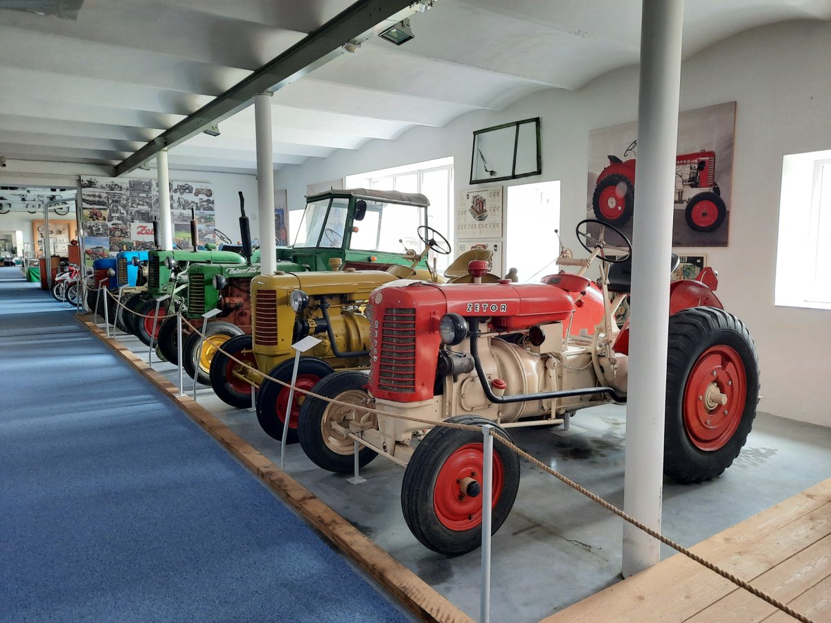 Řada historických traktorů Zetor v hale v Radovesnicích