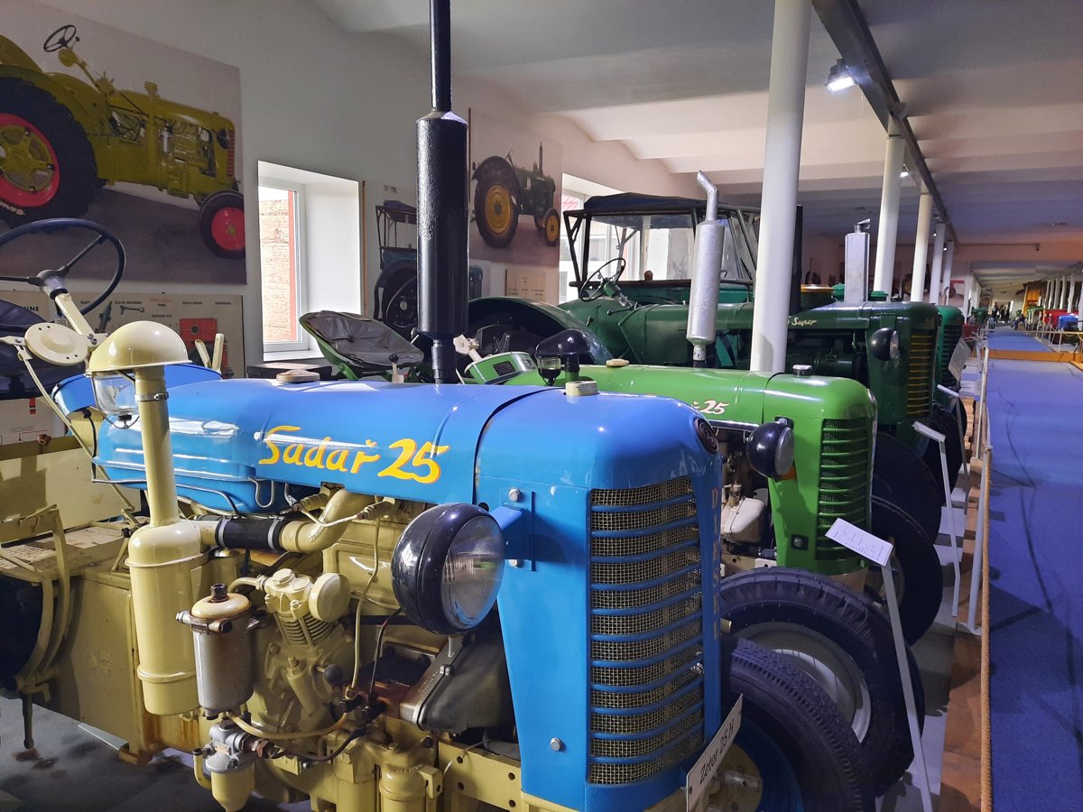 Modrý traktor Zetor 25 Sadař v Radovesnicích