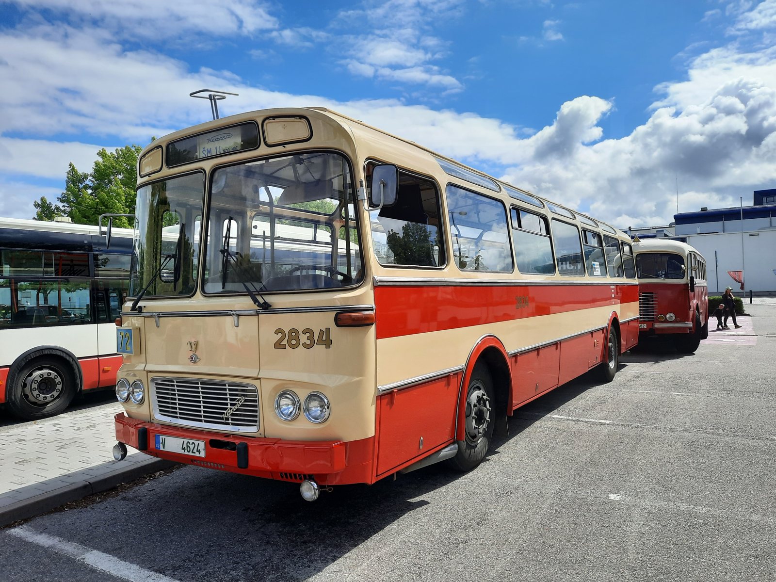 Historický červenobílý autobus na Parní Olympii