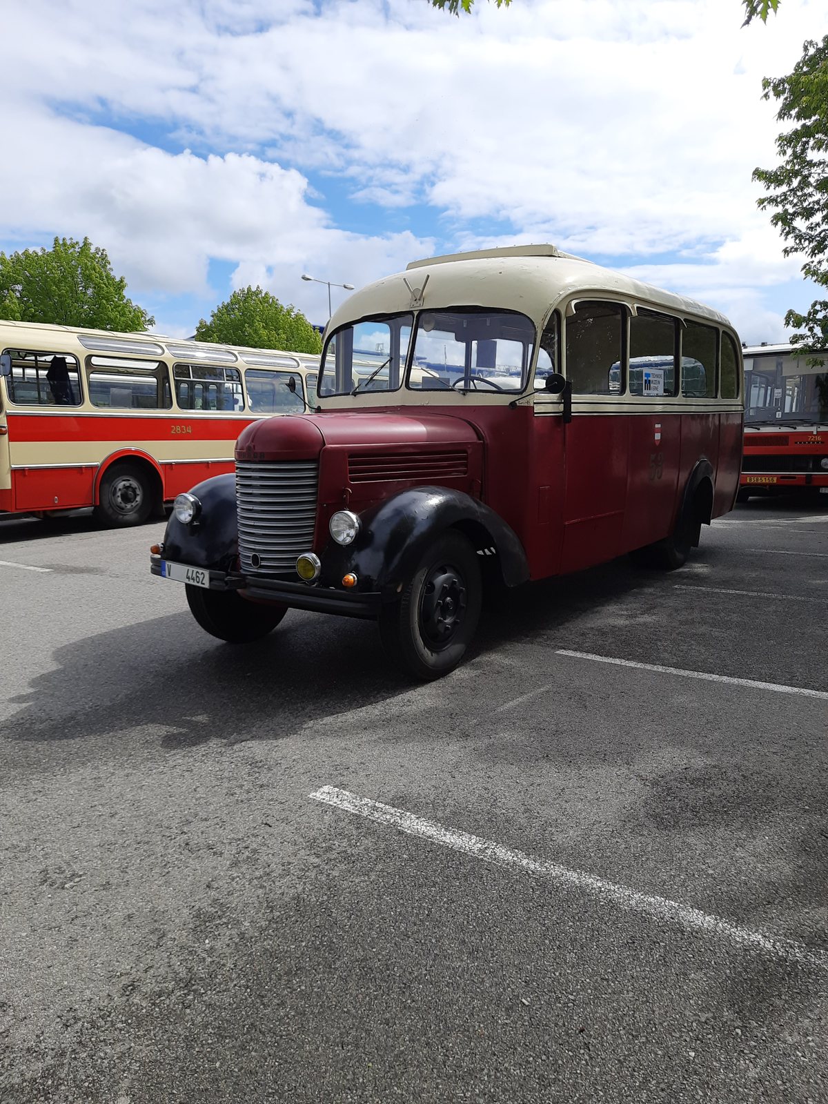 Starý vínový autobus s kulatou maskou