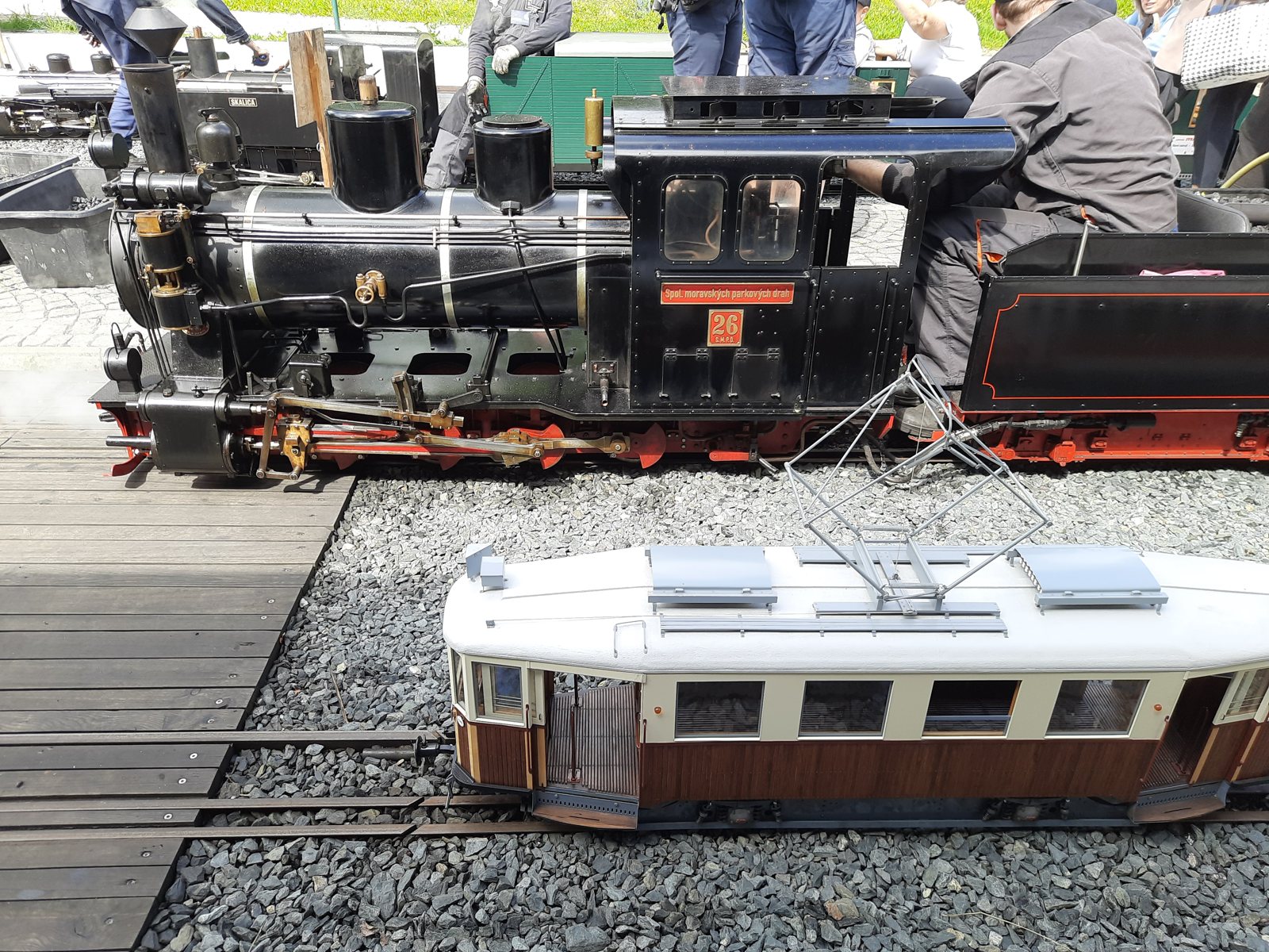 Parní lokomotiva a model tramvaje na Parkové dráze