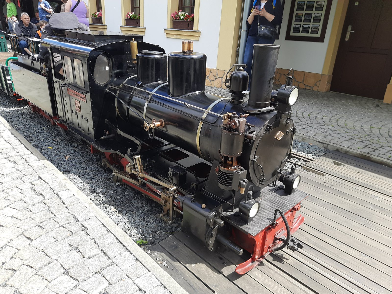 Parní model lokomotivy u nádražní budovy Parkové dráhy