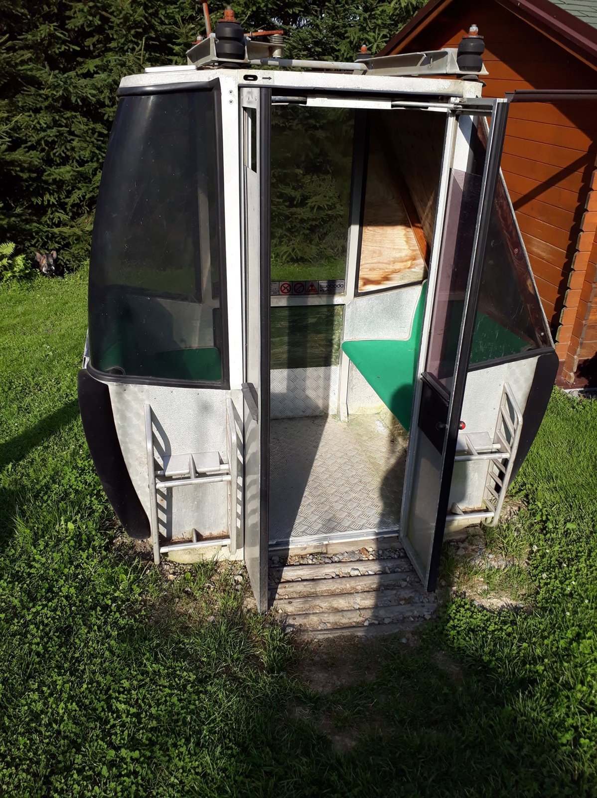 Stará kabinka lanovky jako herní domeček