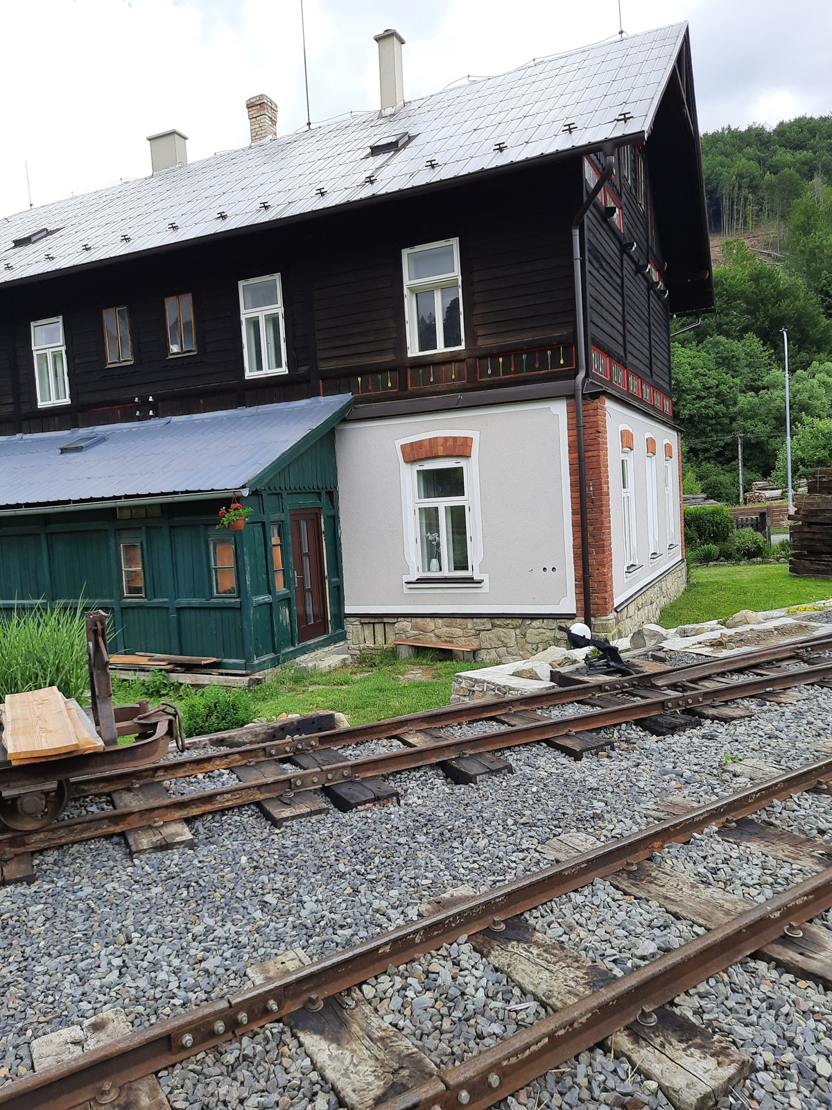 Budova u kolejiště v Rajnochovicích