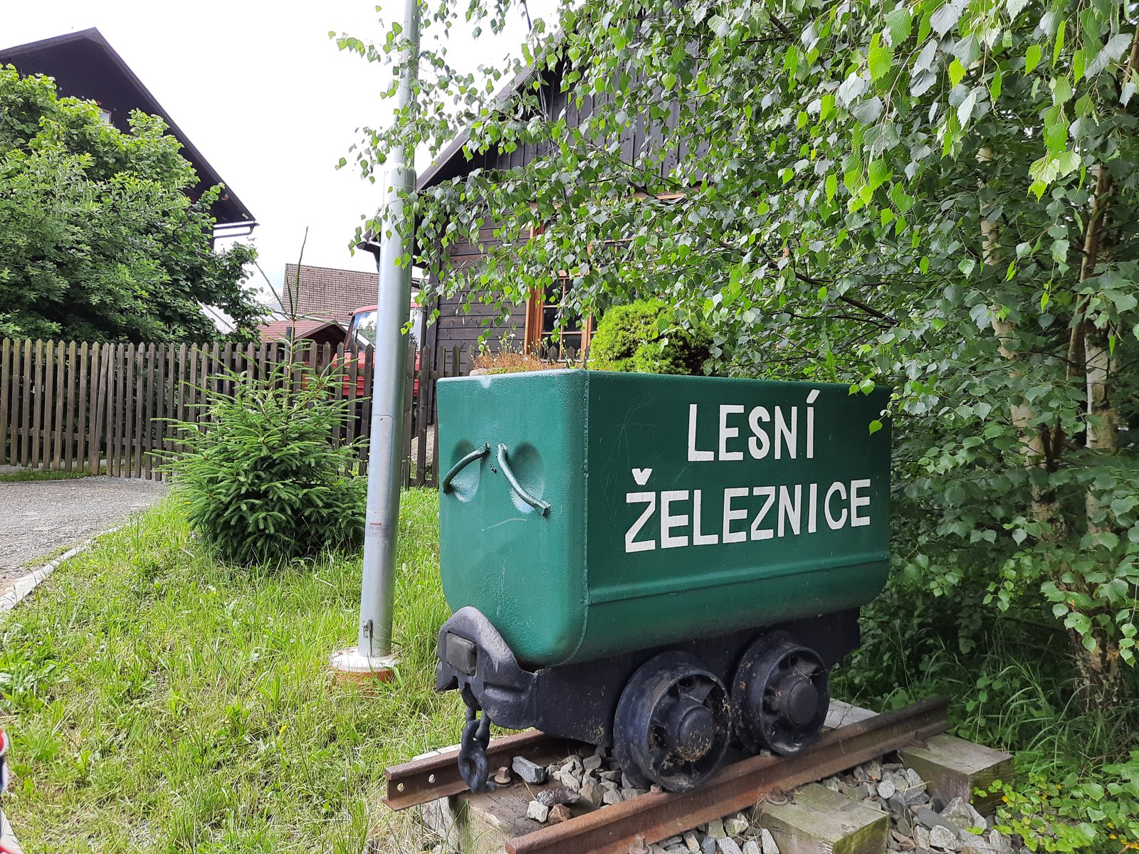 Zelený vozík s nápisem Lesní železnice
