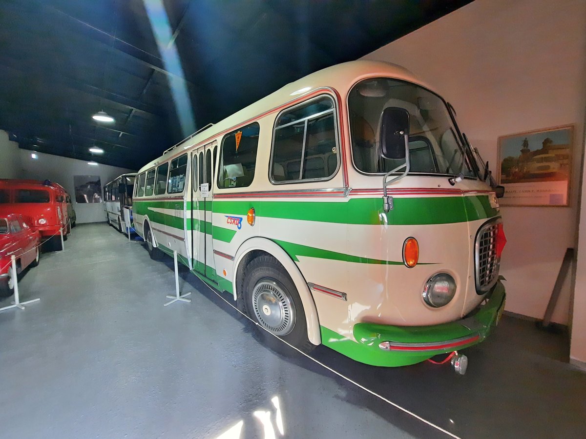 Historický zeleno-bílý autobus v Retroautomuzeu