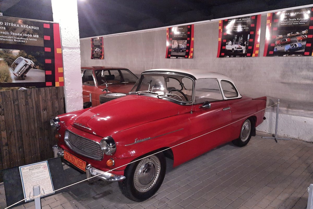 Červený kabriolet s bílou střechou v Retroautomuzeu