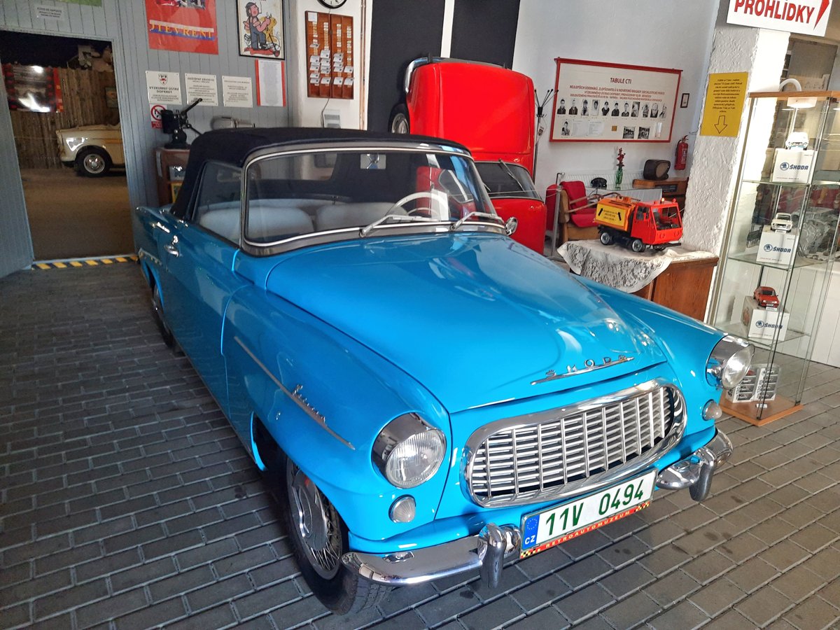 Modrý kabriolet v Retroautomuzeu