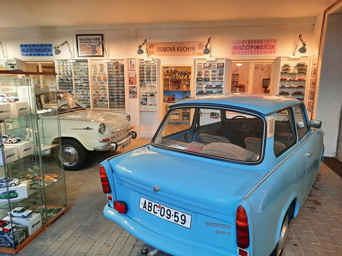 Modrý Trabant a dobová kuchyň v Retroautomuzeu
