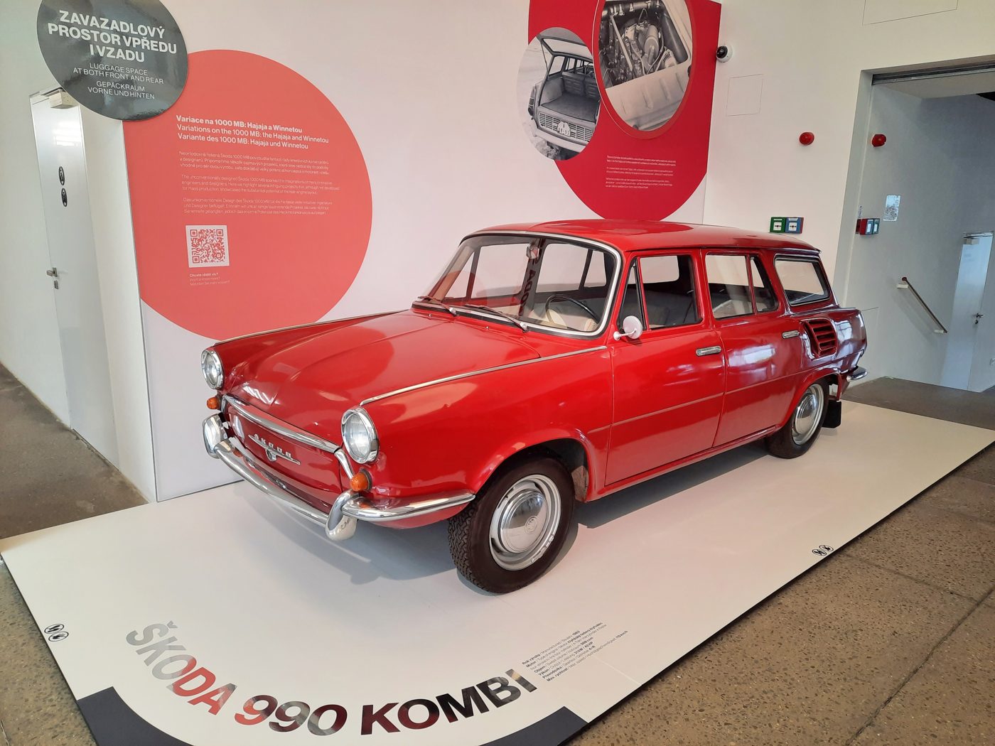 Červená Škoda 990 kombi v expozici muzea