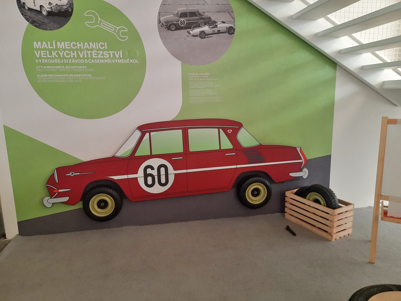 Nástěnná kresba rallyového auta s číslem 60 a koly k výměně
