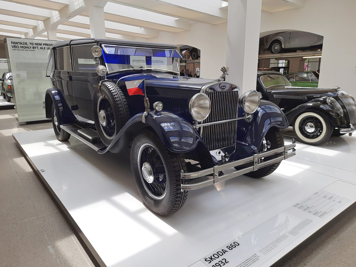 Luxusní limuzína Škoda 860 z roku 1932 v expozici muzea