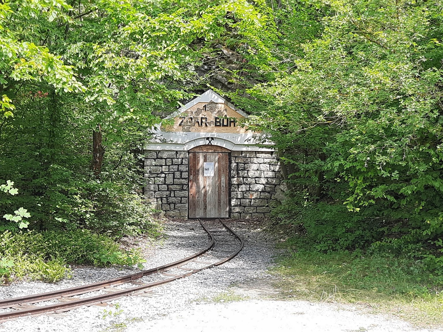 Vstup do štoly s kolejemi ve skanzenu Solvayovy lomy