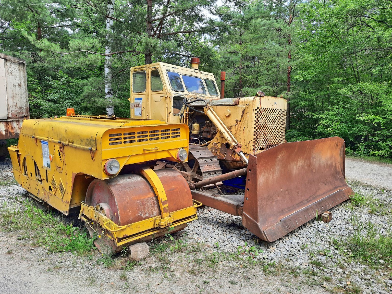 Žlutý válec a buldozer v areálu skanzenu