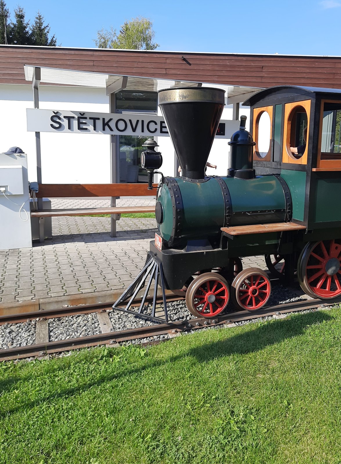 Zelená mašinka Štětkovického pacifiku na nástupišti Štětkovice