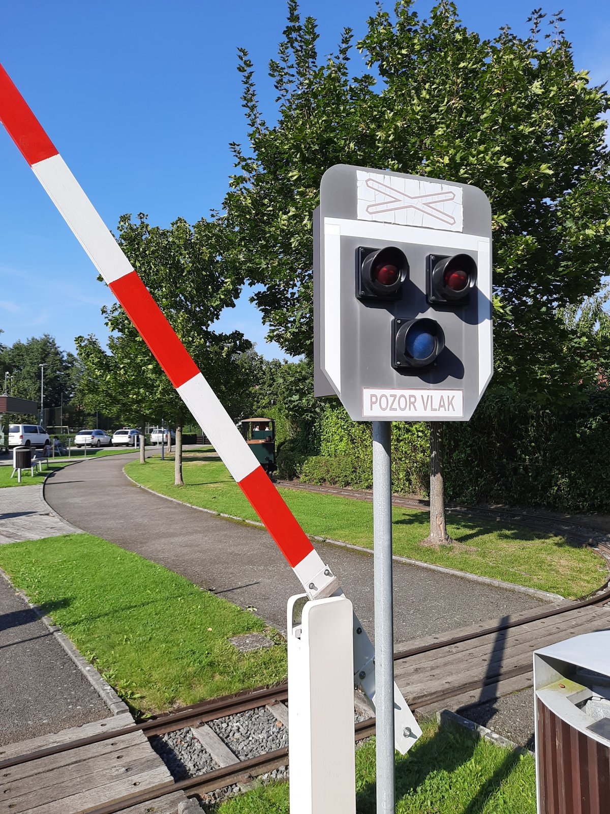 Výstražník s nápisem Pozor vlak a závora ve Štětkovicích