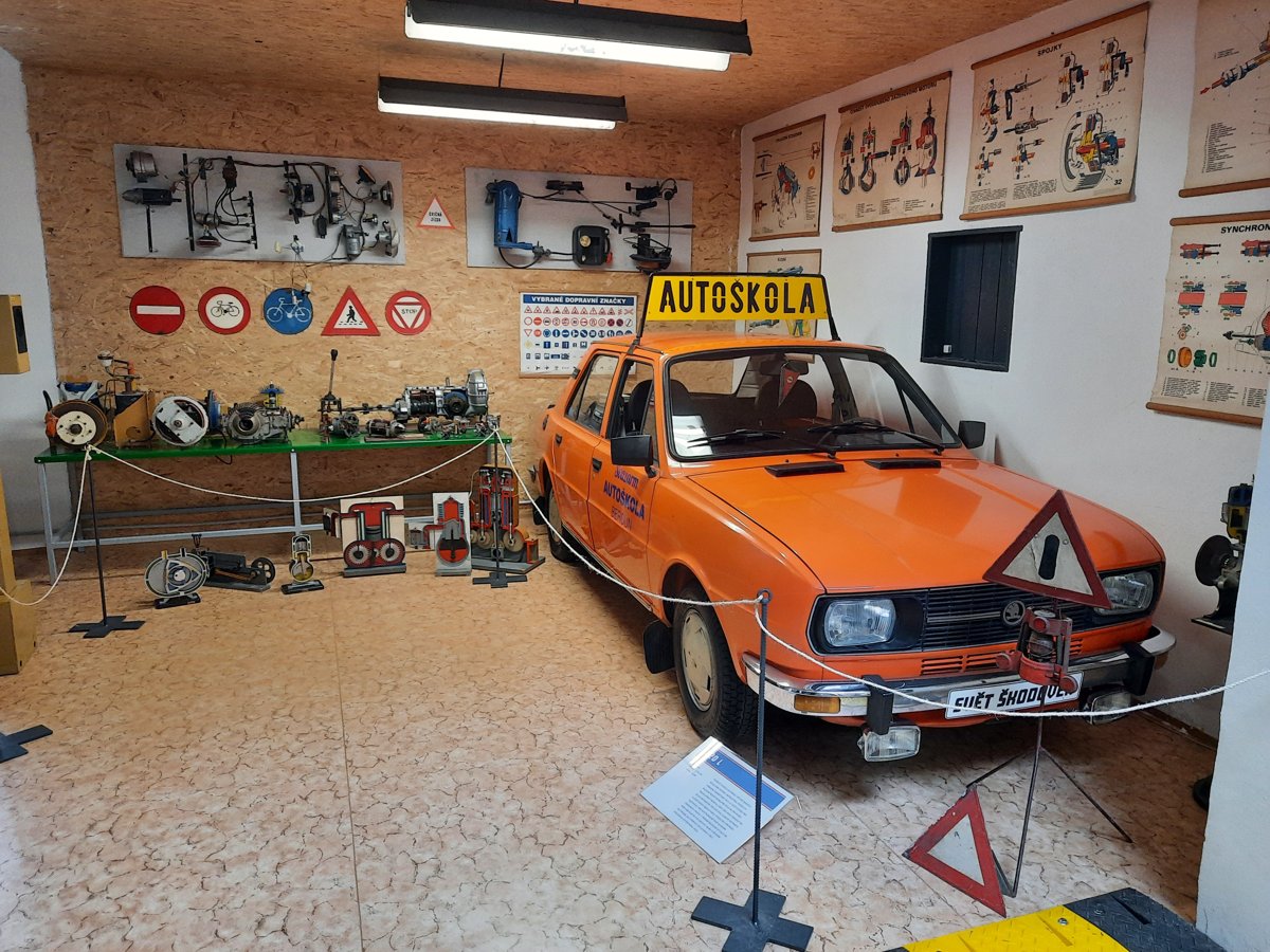 Oranžová Škoda autoškoly v učebně autoškoly ve Světě Škodovek