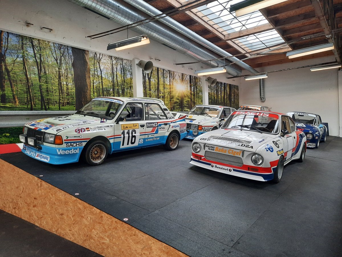 Rallye vozy Škoda se startovními čísly ve Světě Škodovek