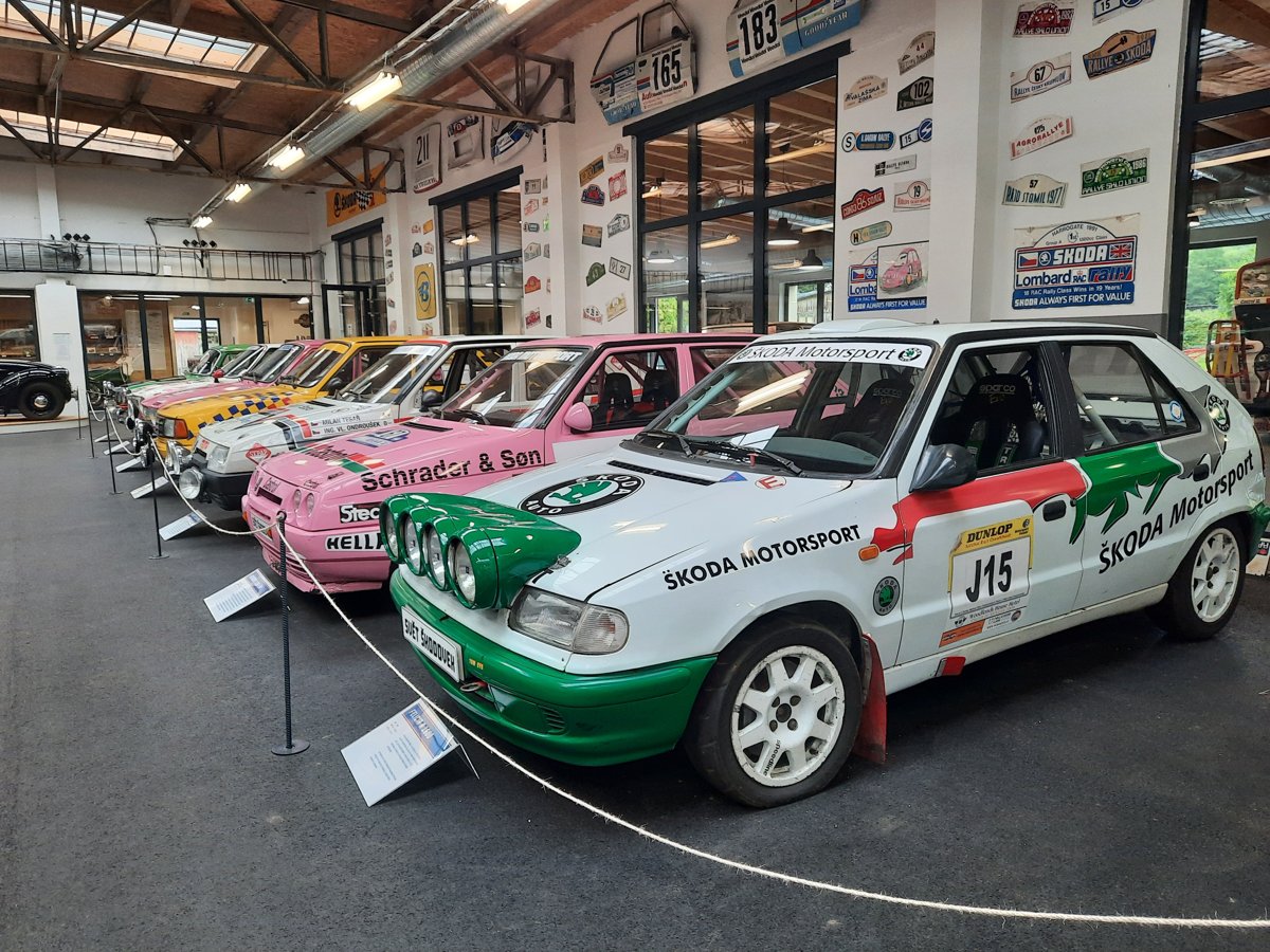 Řada závodních vozů Škoda v automuzeu Svět Škodovek