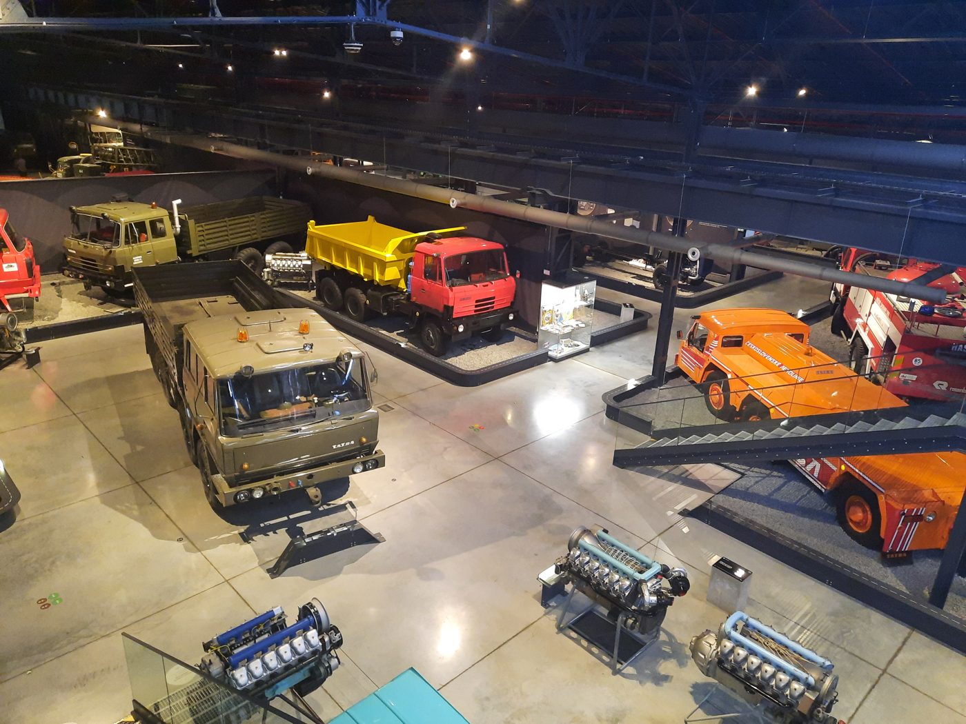 Pohled shora do haly Muzea nákladních automobilů Tatra