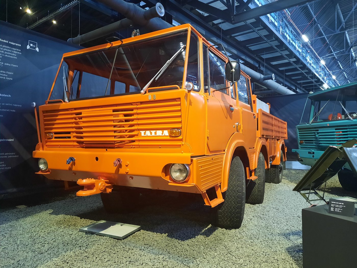 Oranžová nákladní Tatra s valníkem