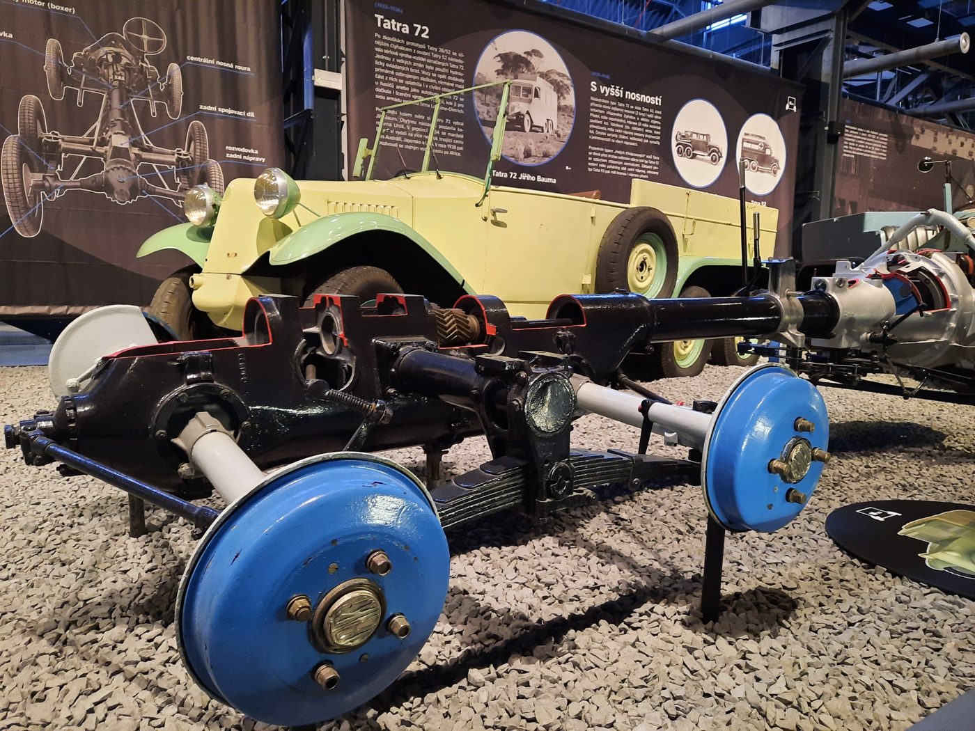 Historický vůz Tatra 72 a podvozek v expozici