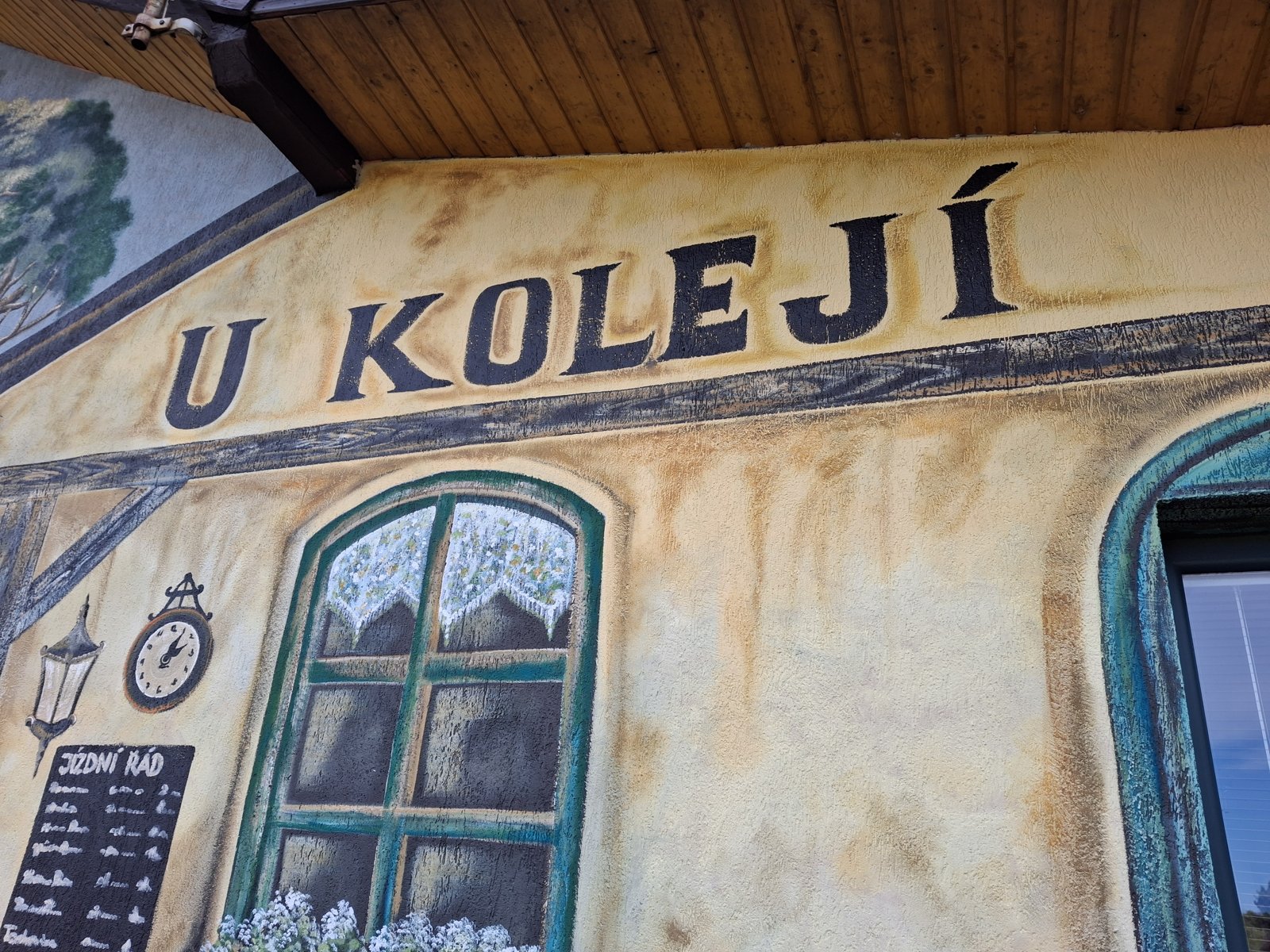 Retro malba na strážním domku U Kolejí v Tochovicích