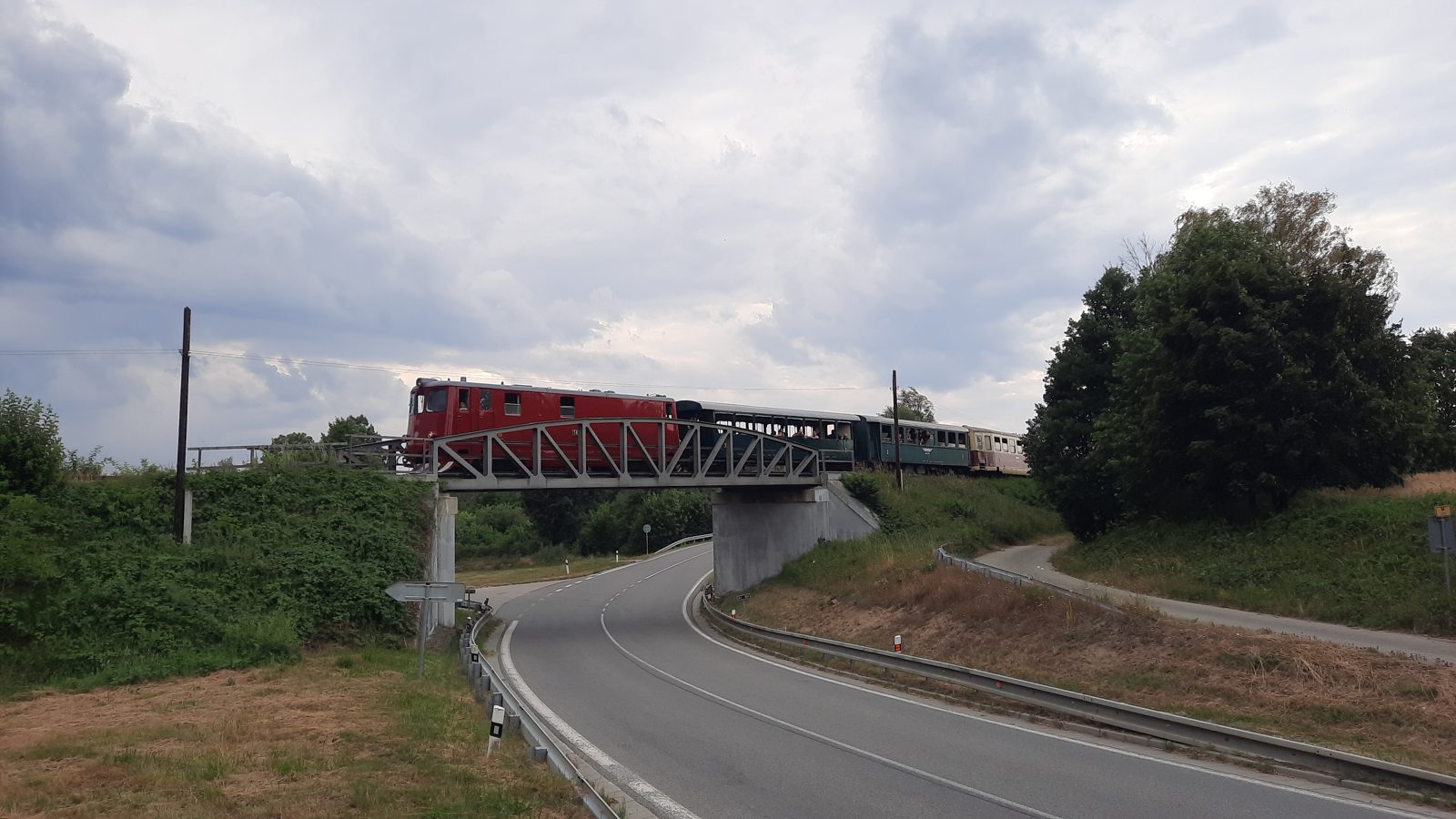 Motorový vlak úzkokolejky na mostu nad silnicí