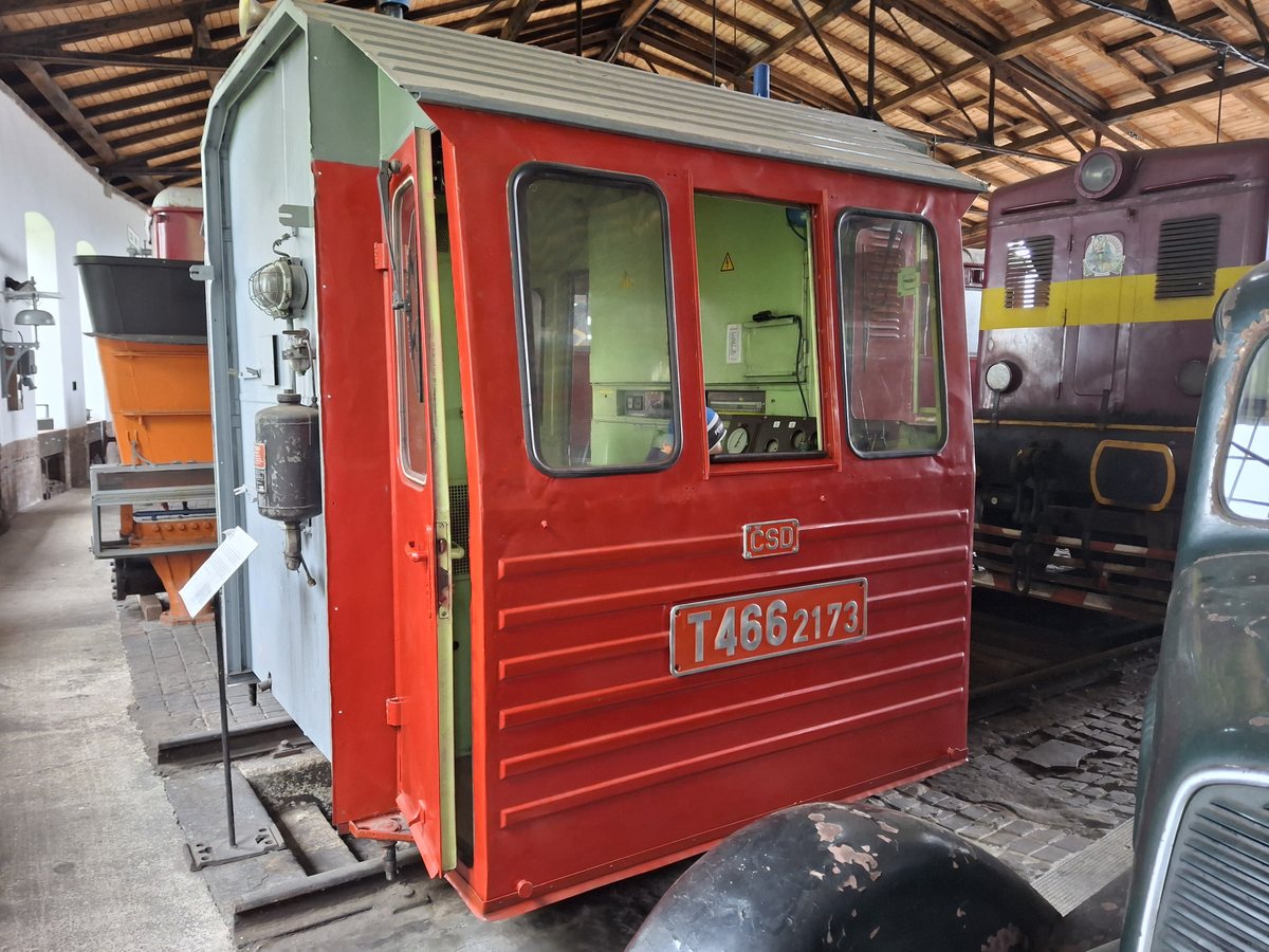 Kabina lokomotivy T 466.2173 v rotundě Výtopny Jaroměř