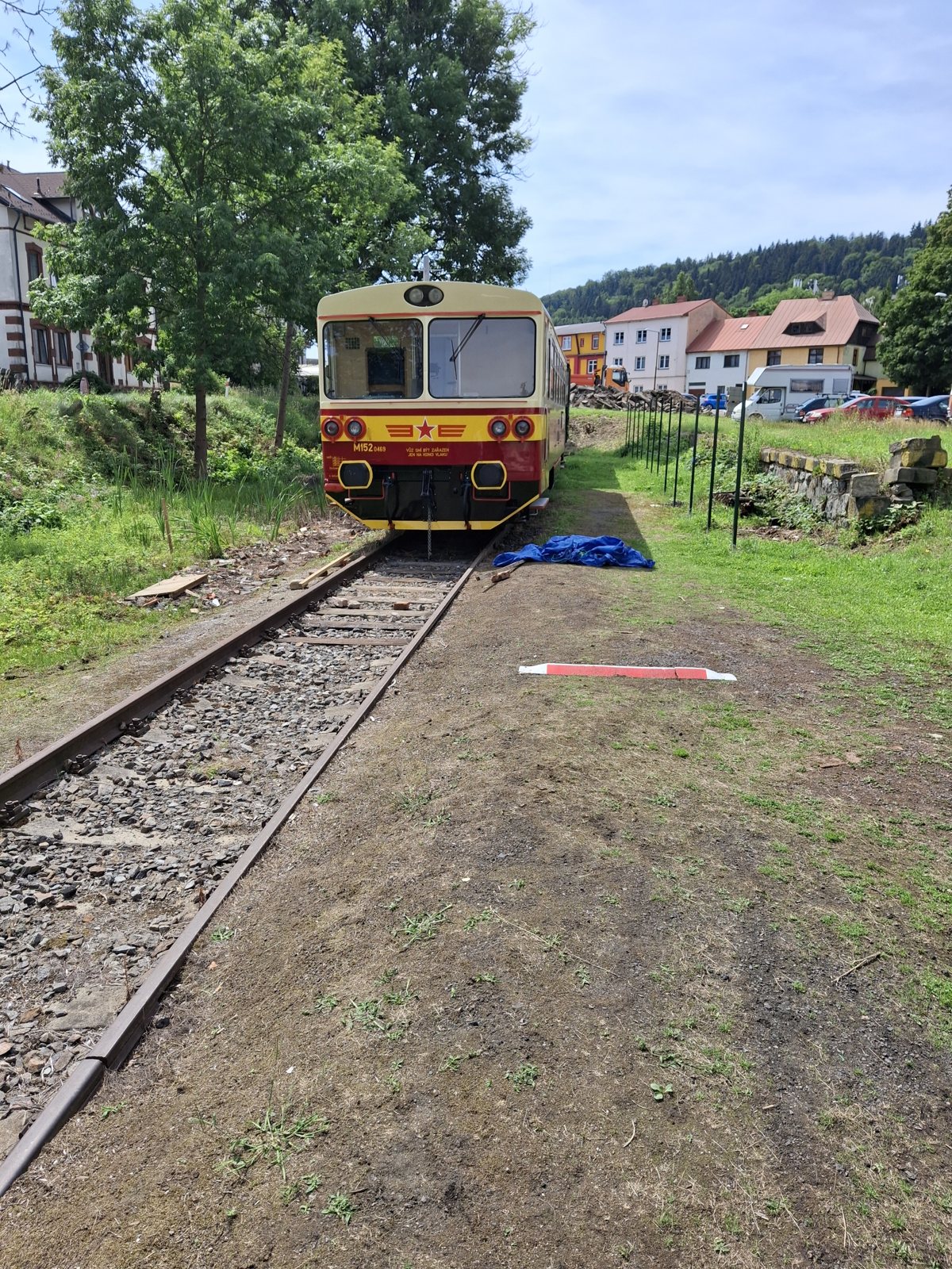 Motorový vůz na koleji u nádraží Žacléř