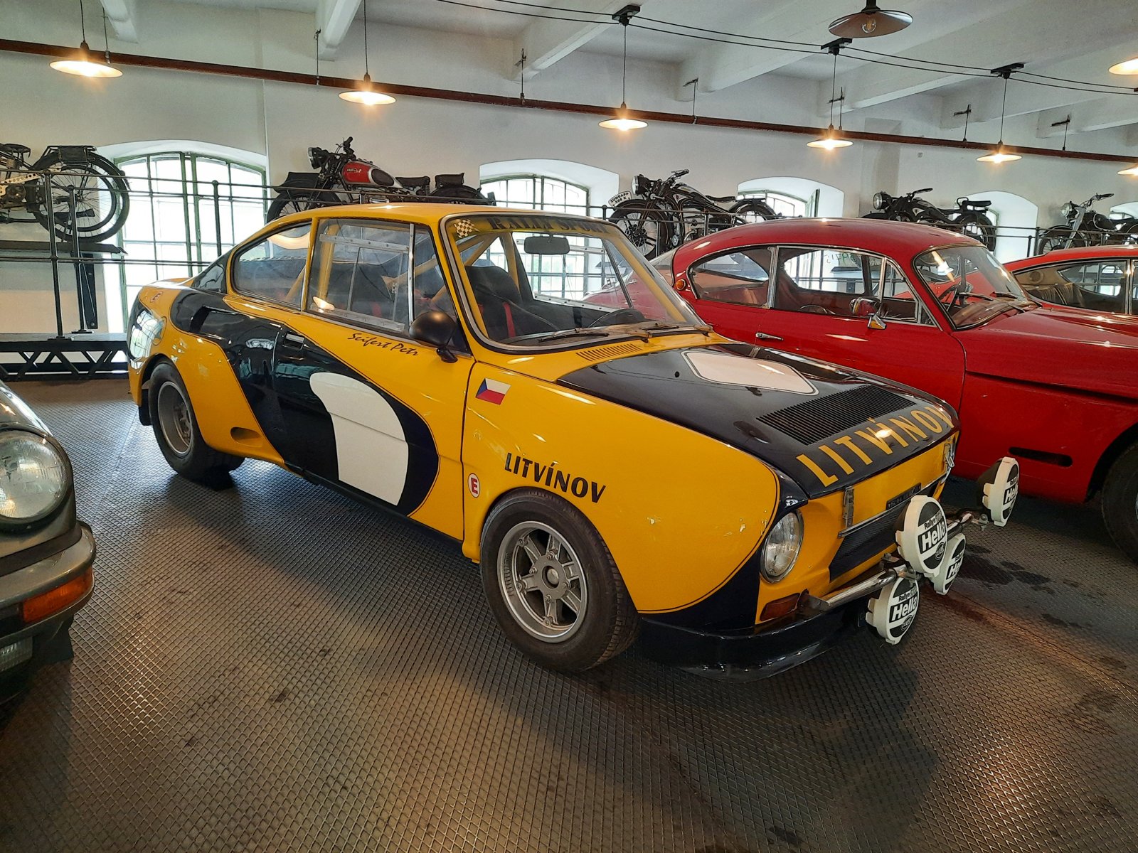 Závodní Škoda v expozici historických automobilů v Žamberku