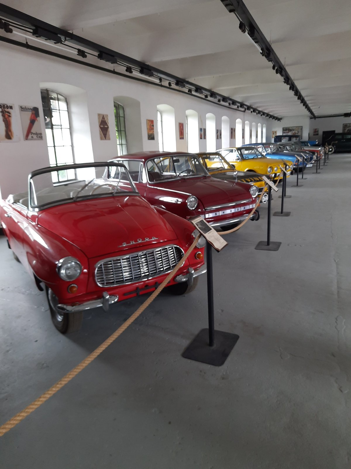 Řada historických automobilů Škoda v expozici muzea v Žamberku