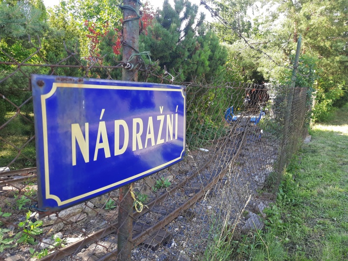 Modrá cedule Nádražní u trati Zahradní železnice Zásmucka