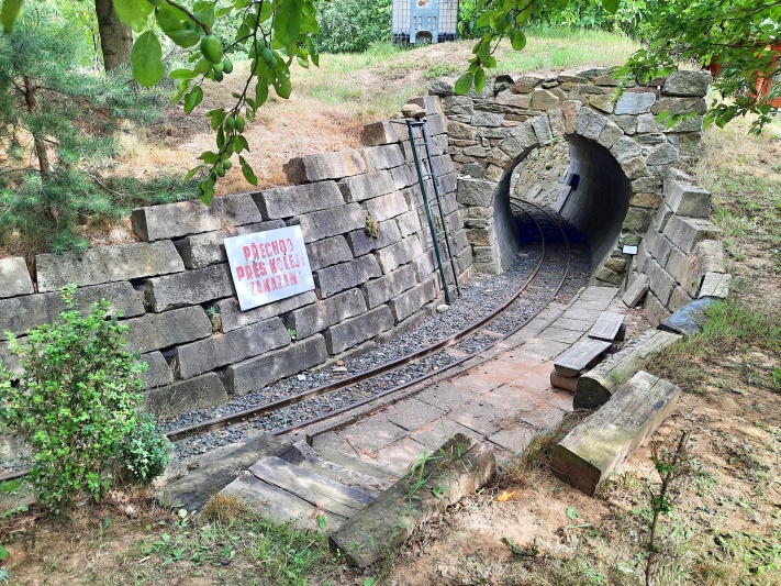 Tunel na trati Zahradní železnice Zásmucka